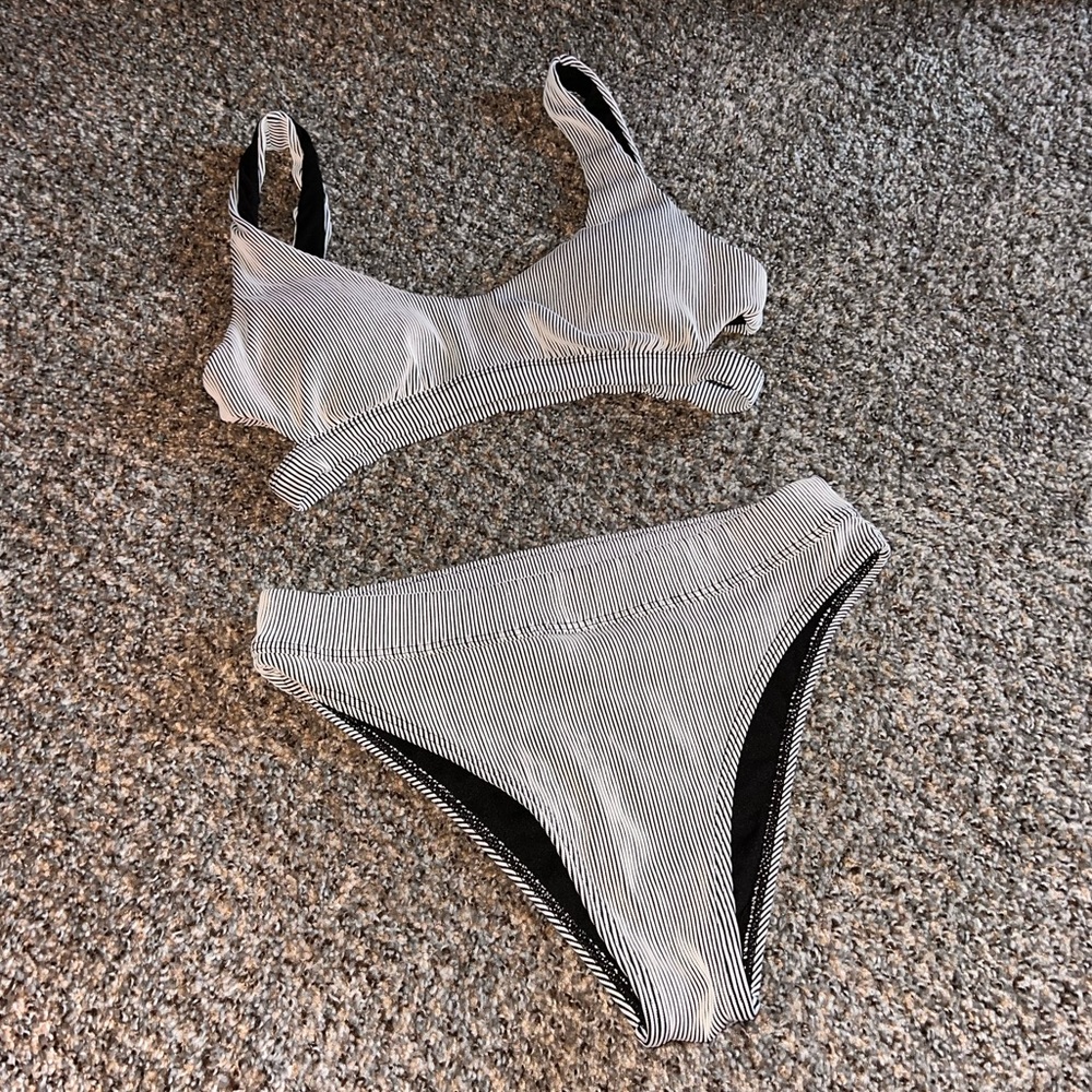 Billabong• Tide Maui Rider Bikini Top and Bottom Size Large Color White/Black